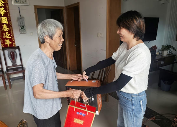 梁弄镇妇联组织村（社）妇联对全镇16位“光荣在党50年”且任妇代会主任10年以上的老妇代会主任及29户失独家庭开展走访慰问