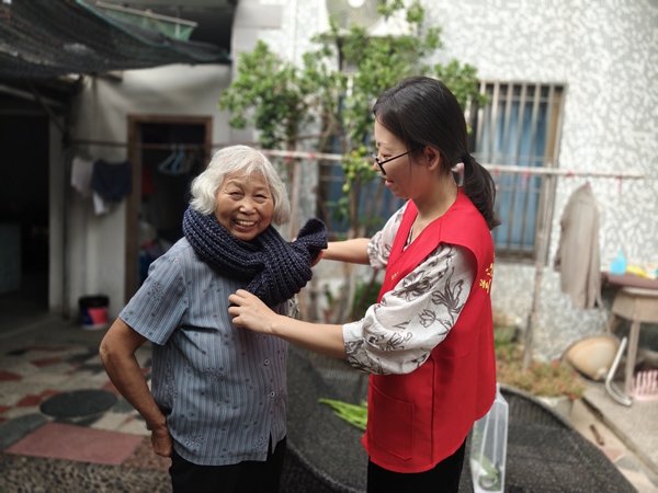 兰江街道磨刀桥村开展“爱心围巾”送老人活动