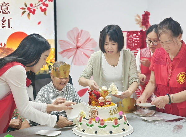 阳明街道富巷社区为高龄独居老人举办集体生日会