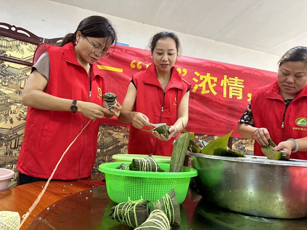 志愿者们动作娴熟地包粽子1.jpg