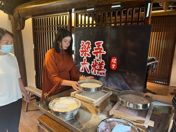 活动还特地安排了体验制作梁弄大糕环节.jpg
